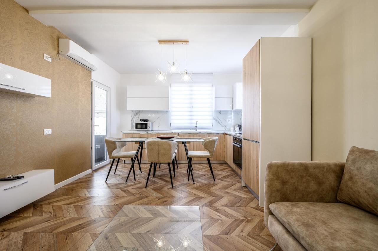 Miku Apartments-Luxury City View At Wilson Square 티라나 외부 사진